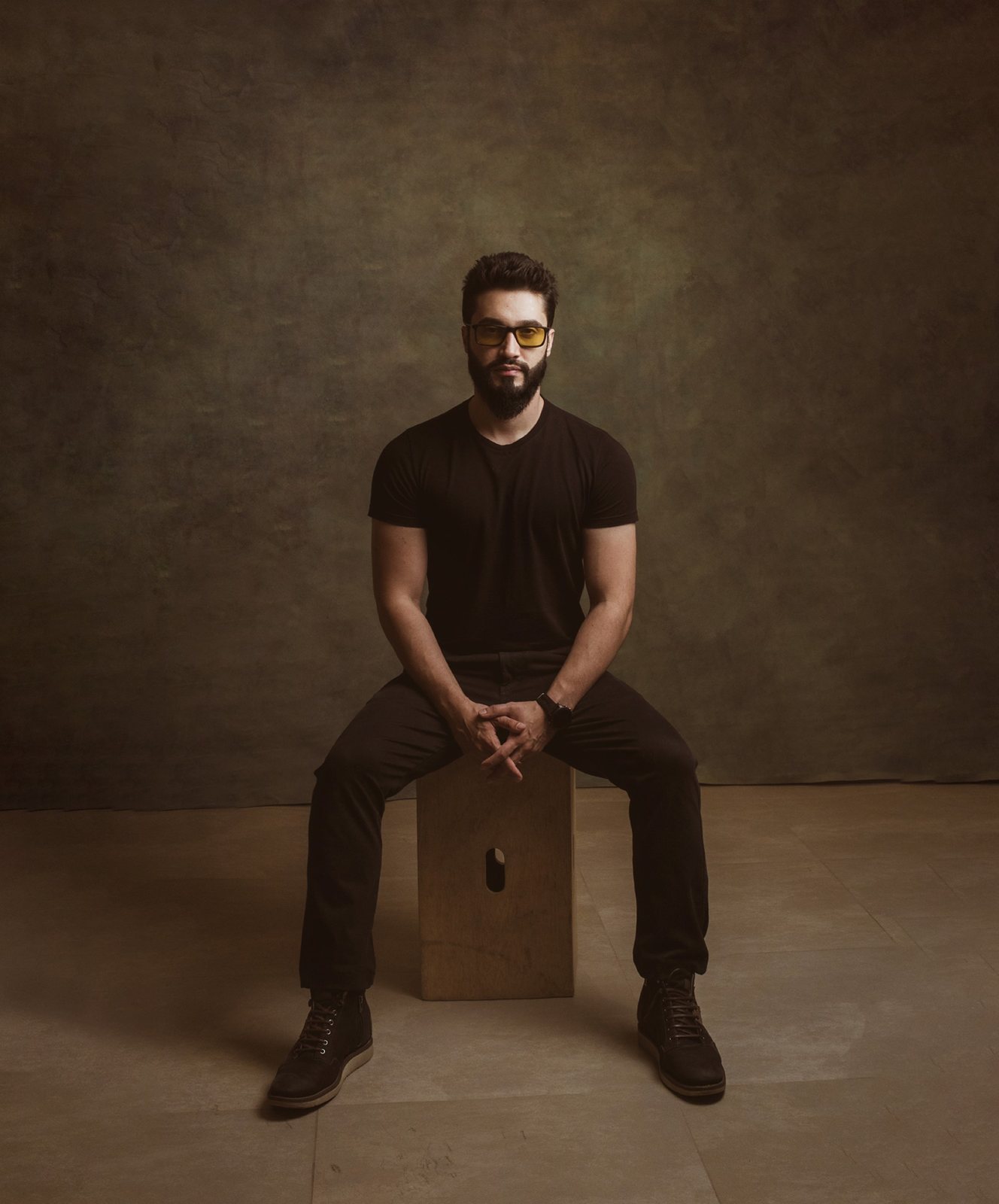 Alan Nicolas sentado, retrato de estúdio
